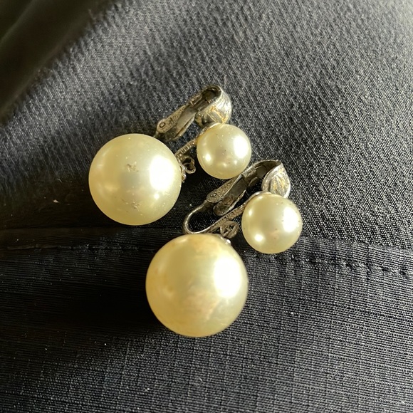 Marvella Jewelry - Vintage Marvella clip-on pearl earrings.